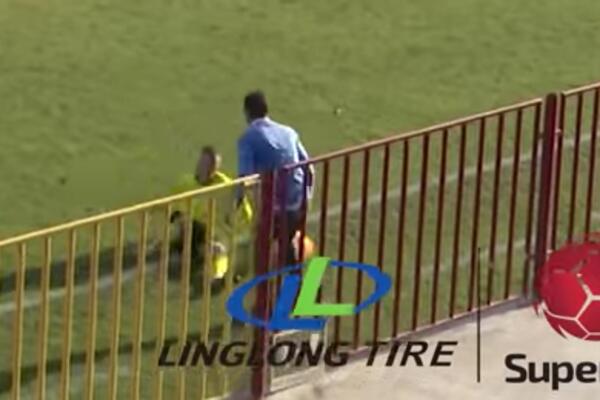 KOMIČNA SCENA NA STADIONU: Linijski sudija se sudario sa trenerom Mačve i završio na zemlji (VIDEO)