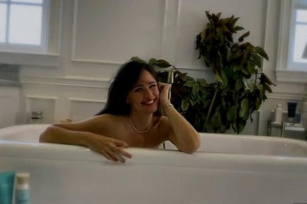 Šta slavni GLUMCI rade kad ne GLUME u filmovima? PILOTIRAJU, sviraju, plešu, PLETU, rone i IGRAJU STONI TENIS!