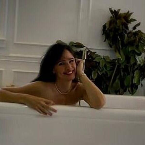 SKINULA SE POZNATA GLUMICA I SVE OSTAVILA BEZ DAHA: Kupaći koji prekriva sve nedostatke svaka žena mora imati