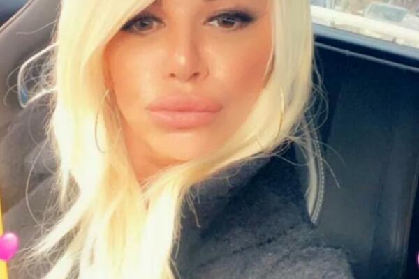 UZAK STRUKIĆ I IZVAJANE NOGE! DARA ZATEGNUTA KO PRAĆKA ILI FOTOŠOP? Pevačica zapalila mreže u kratkom ŠORTSU!(FOTO)