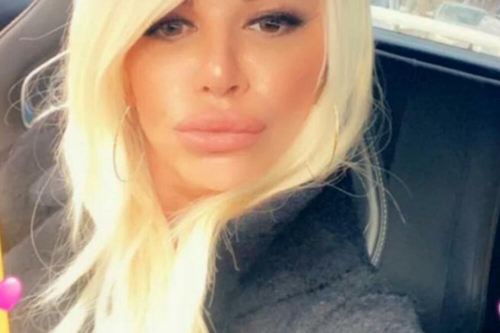 UZAK STRUKIĆ I IZVAJANE NOGE! DARA ZATEGNUTA KO PRAĆKA ILI FOTOŠOP? Pevačica zapalila mreže u kratkom ŠORTSU!(FOTO)