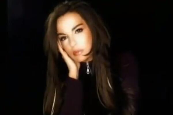 BILA JE JEDNA OD NAJPOPULARNIJIH PEVAČICA, A ROĐA RAIČEVIĆ JE ODLEPIO ZA NJOM: I danas je PRAVA BOMBETINA! (FOTO)