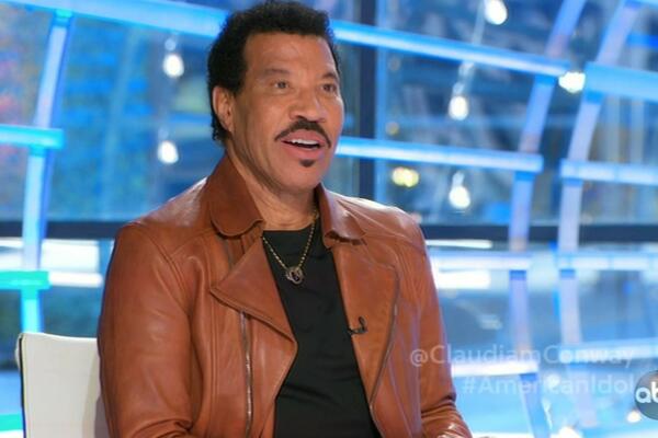 AUU! NOVA DEVOJKA SLAVNOG PEVAČA OD NJEGA MLAĐA 4 DECENIJE: Ne smetaju im godine, već BIVŠE ŽENE! (FOTO)