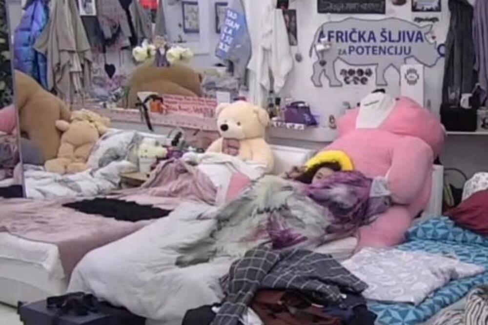 ZADRUGARKI NIJE BILO DOBRO, ZABRINULA JE SVE: Otišla ranije sa žurke pa trpela velike bolove!