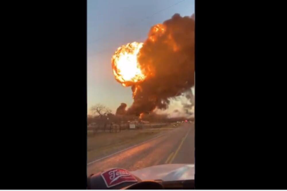 HAOS U TEKSASU: Sudarili se kamion i voz, došlo je do OGROMNOG POŽARA! (VIDEO)