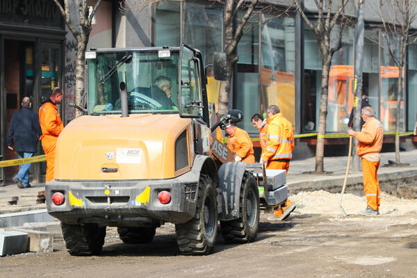 POČELO ASFALTIRANJE ULICE RUJICE U RAKOVICI! Rekonstruisaće se ukupno 200 metara puta!
