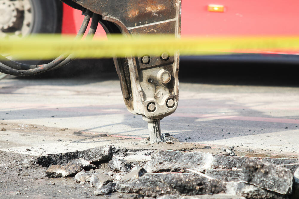 RADNIKA (26) U NOVOM PAZARU UBILA MAŠINA ZA MEŠANJE MALTERA: Strašna tragedija