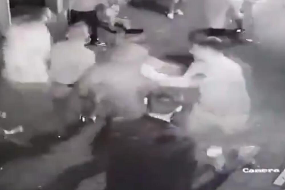 MOJ SIN NI MRAVA NE BI ZGAZIO: Otac gledao kako mu nepoznati mladići biju sina i skaču mu po glavi!