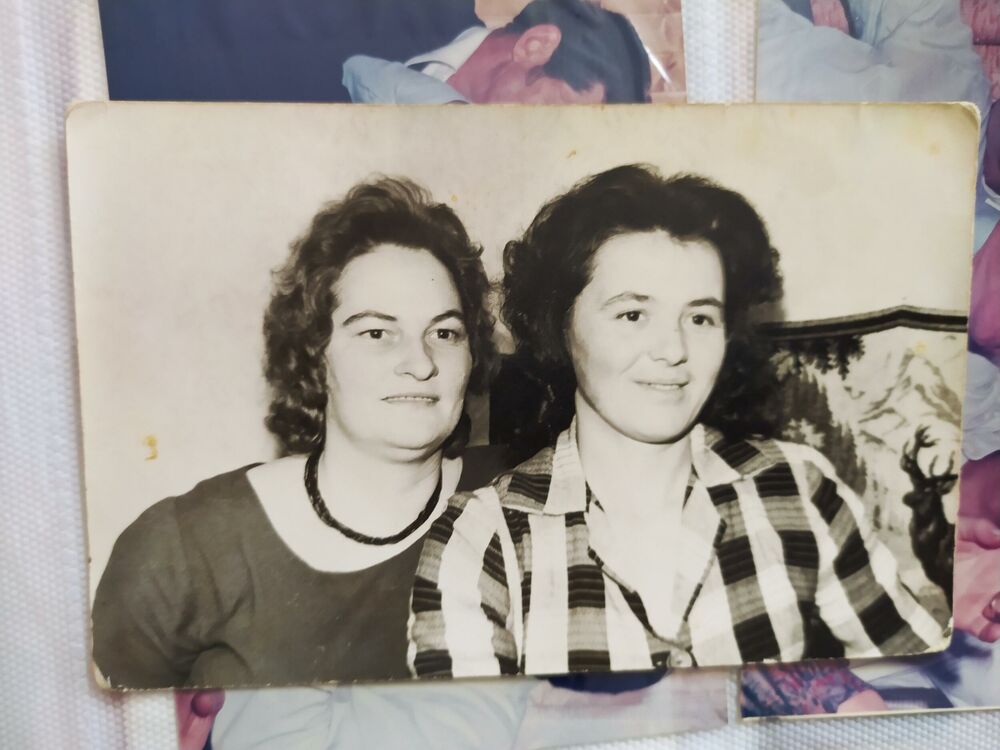 Baka Milka u mladosti (desno)