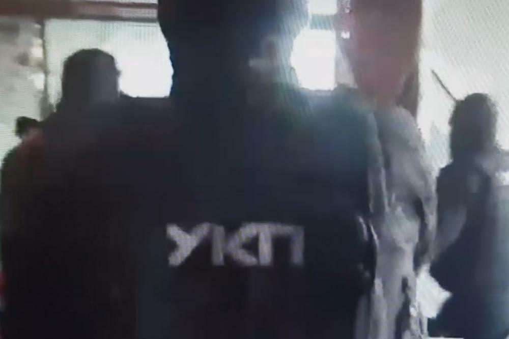 ISPLIVAO SNIMAK HAPŠENJA ACE BOSANCA: Policajci upali u kafić pa ga OBORILI NA POD (VIDEO)