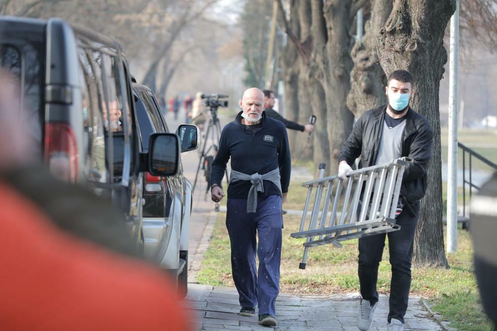 POZNATI RIJALITI IGRAČ BIO NA SPLAVU TOKOM PRETRESA: Šta je on radio tamo?