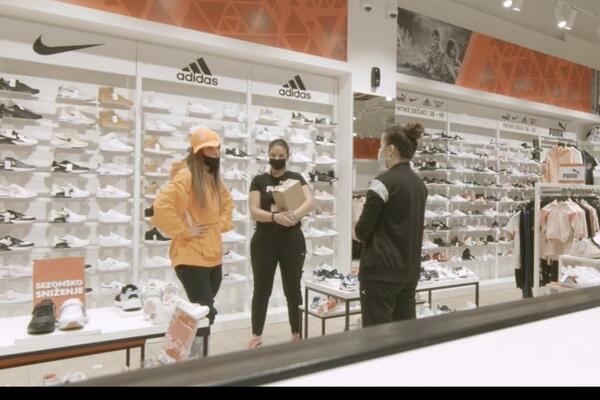 EDITA ARADINOVIĆ URLALA NA PRODAVAČICE, ONE ŠOKIRANE: Terala ih da joj ČISTE PATIKE, pretila da će POLUPATI SVE!