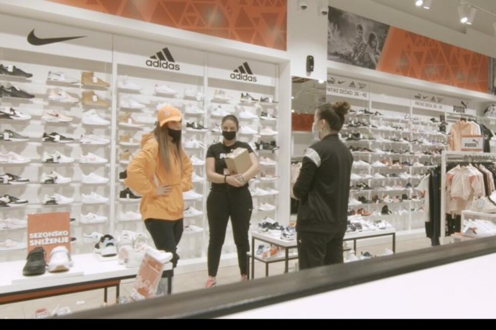 EDITA ARADINOVIĆ URLALA NA PRODAVAČICE, ONE ŠOKIRANE: Terala ih da joj ČISTE PATIKE, pretila da će POLUPATI SVE!