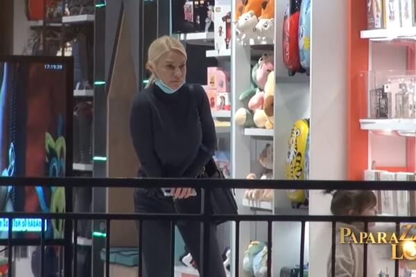 NATAŠA BEKVALAC USRED TRŽNOG CENTRA ZAVUKLA RUKU U GAĆE: Snimala je tajne kamera, fanovi ostali u potpunoj NEVERICI