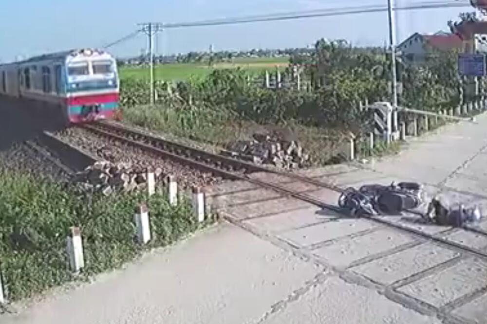 OVO NI NAJBOLJI REŽISER NA SVETU NE BI USPEO DA IZREŽIRA: Motociklistu su delili MILIMETRI od strašne smrti (VIDEO)