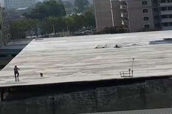 KINEZ JE STAJAO NA VRHU ZGRADE: Kamere su zatim zabeležile POTPUNI PAKAO! (UZNEMIRUJUĆI VIDEO)