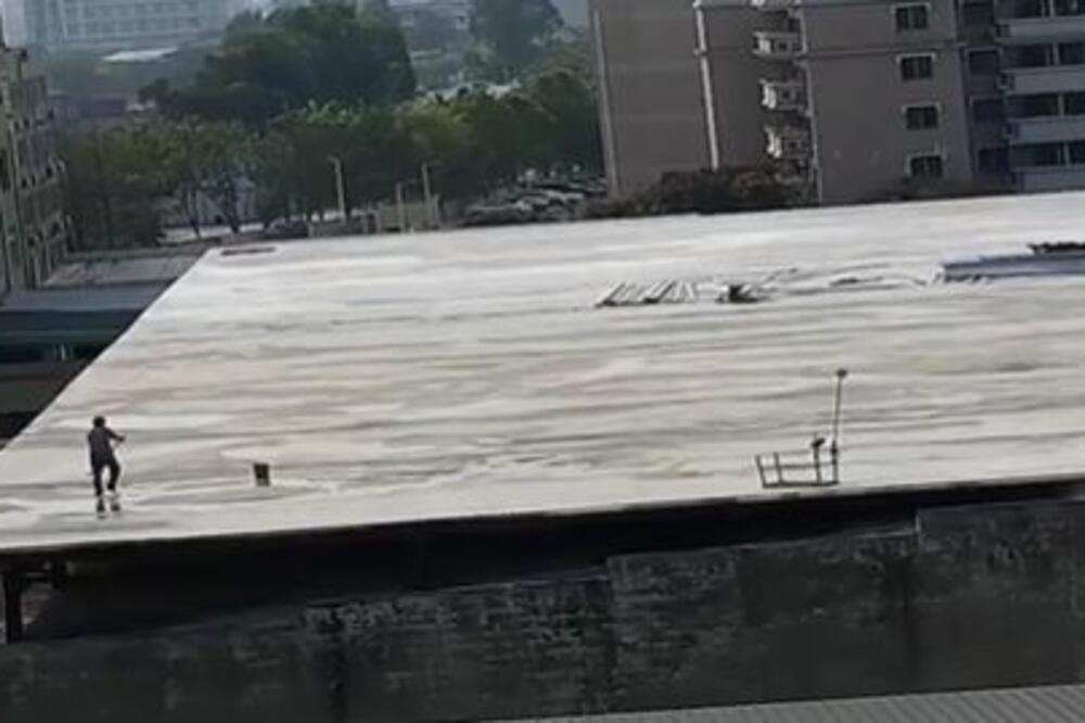 KINEZ JE STAJAO NA VRHU ZGRADE: Kamere su zatim zabeležile POTPUNI PAKAO! (UZNEMIRUJUĆI VIDEO)