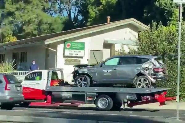 SNIMLJEN AUTO KOJIM SE SLUPAO TAJGER VUDS: Stvarno je čudo da je živ, SUV je potpuno smrskan! (VIDEO)