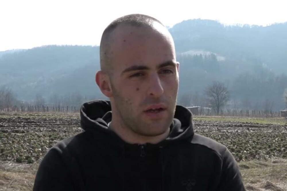 ŠESTOMESEČNA BEBA OSTALA ZAKLJUČANA U AUTU ISPRED IVANJIČKOG DOMA ZDRAVLJA: Spasio je mladi policajac Nemanja VIDEO