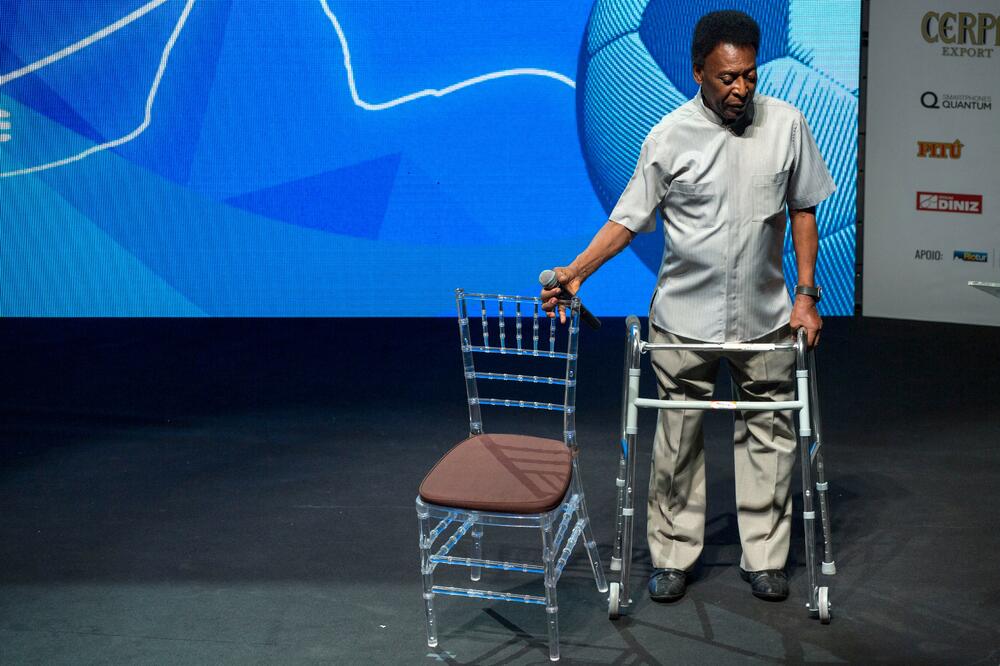 GODINE UČINILE SVOJE: Legendarni Pele u depresiji jer hoda uz pomoć šetalice!