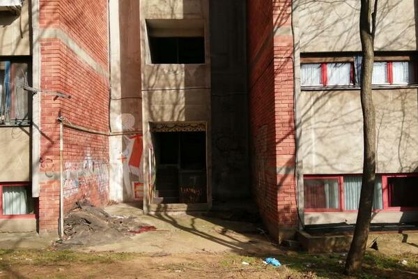 OVDE SU KOMŠIJE JUTROS PRONAŠLE MRTVU DEVOJKU (20) NA VIDIKOVCU! Pala je sa požarnih stepenica? (FOTO)