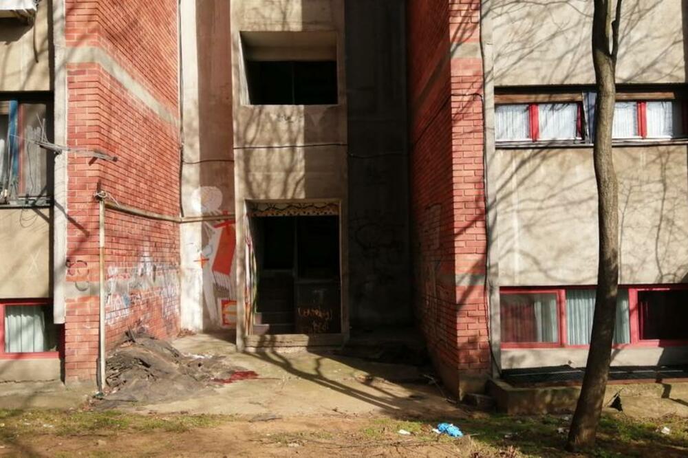 OVDE SU KOMŠIJE JUTROS PRONAŠLE MRTVU DEVOJKU (20) NA VIDIKOVCU! Pala je sa požarnih stepenica? (FOTO)