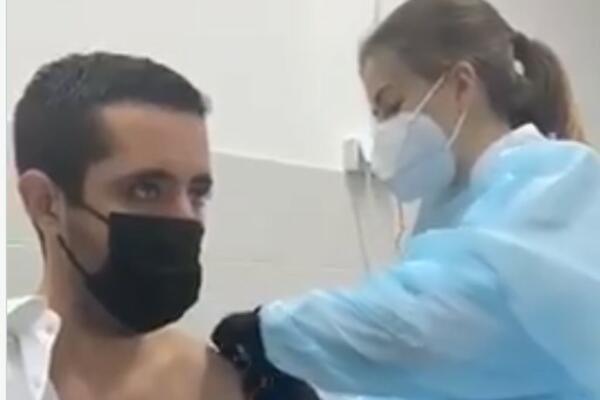 TOMISLAV MOMIROVIĆ PRIMIO VAKCINU ASTRAZENEKA: Odmah se obratio građanima, imao je važan APEL! (VIDEO)