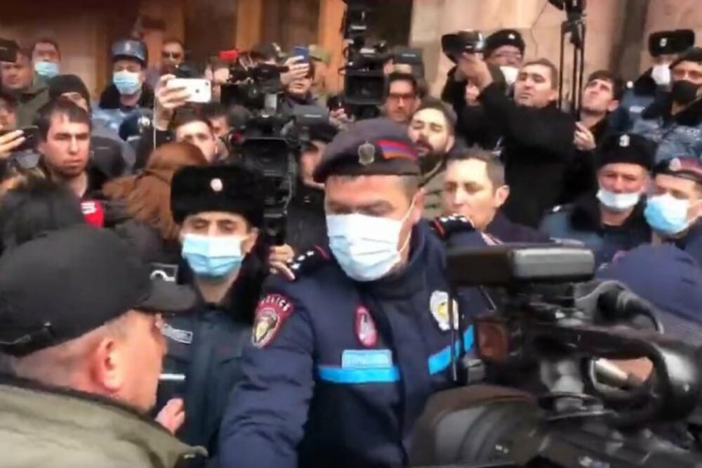U JEREVANU KATASTROFA, STANJE SVE KRITIČNIJE: Premijer Pašinjan pozvao narod na miting, policija čuva Vladu! VIDEO