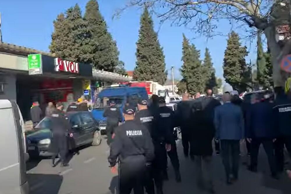 OPŠTA POBUNA U TUZI: Stigla policija, građani blokirali put, a predsednik opštine neće da zatvori kafiće! (VIDEO)