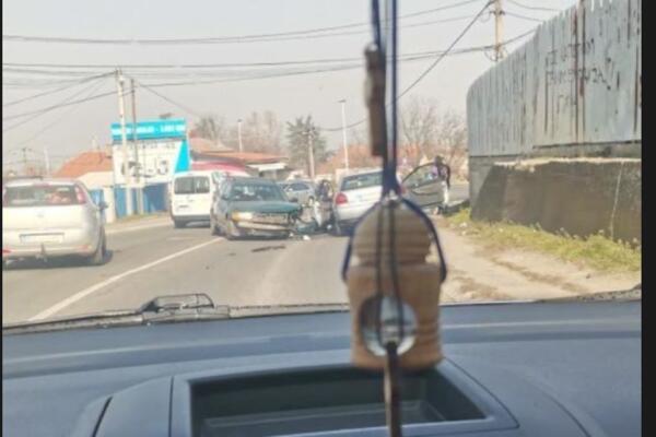 SAOBRAĆAJKA U ŽELEZNIKU! Dva automobila uništena, saobraćaj usporen (FOTO)