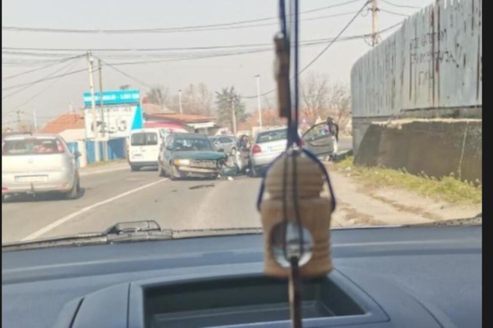 SAOBRAĆAJKA U ŽELEZNIKU! Dva automobila uništena, saobraćaj usporen (FOTO)