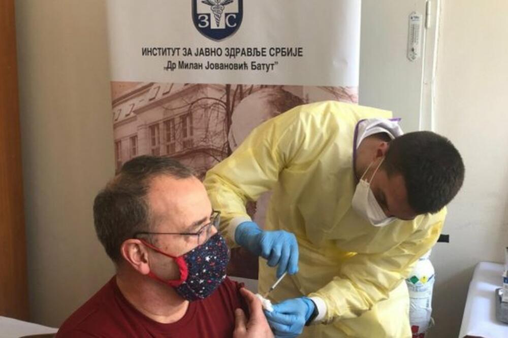 VELIKO HVALA SRPSKOJ VLADI, IZ KORONE ĆEMO IZAĆI JAČI: Američki ambasador Godfri se vakcinisao u Beogradu! (FOTO)