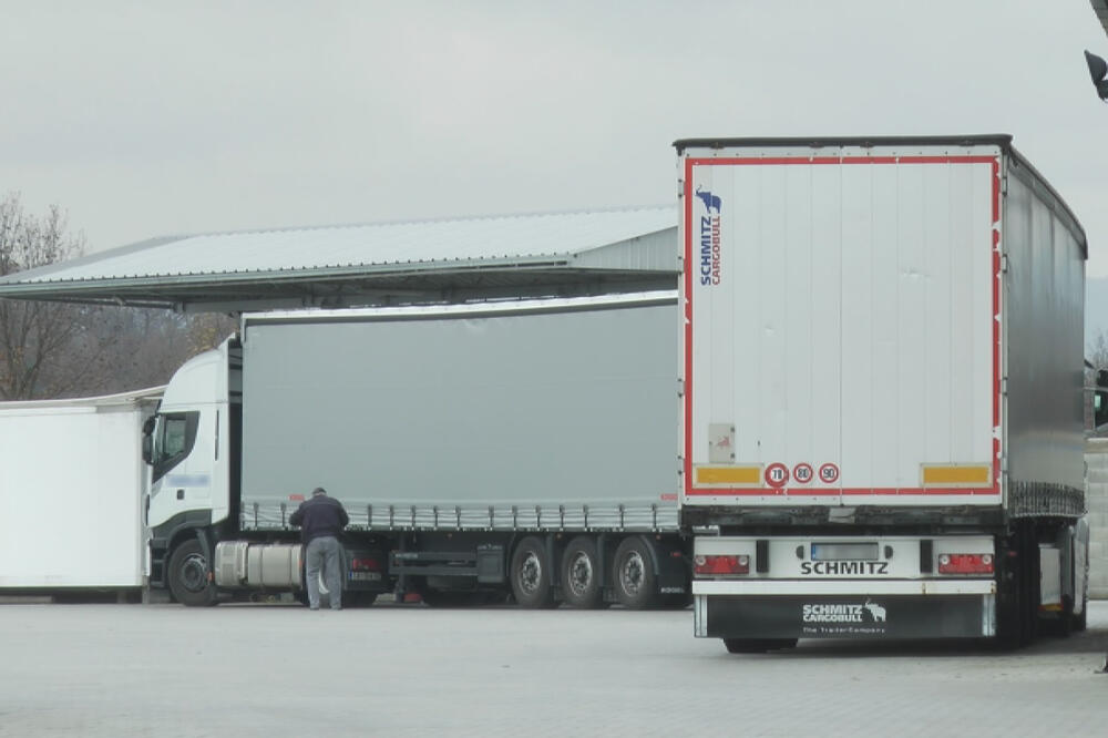 CARINICI NAŠLI GRUPU OD 10 MIGRANATA: Krili se u pogrešnom kamionu, planirali da završe u EU, otkrili ih u Srbiji