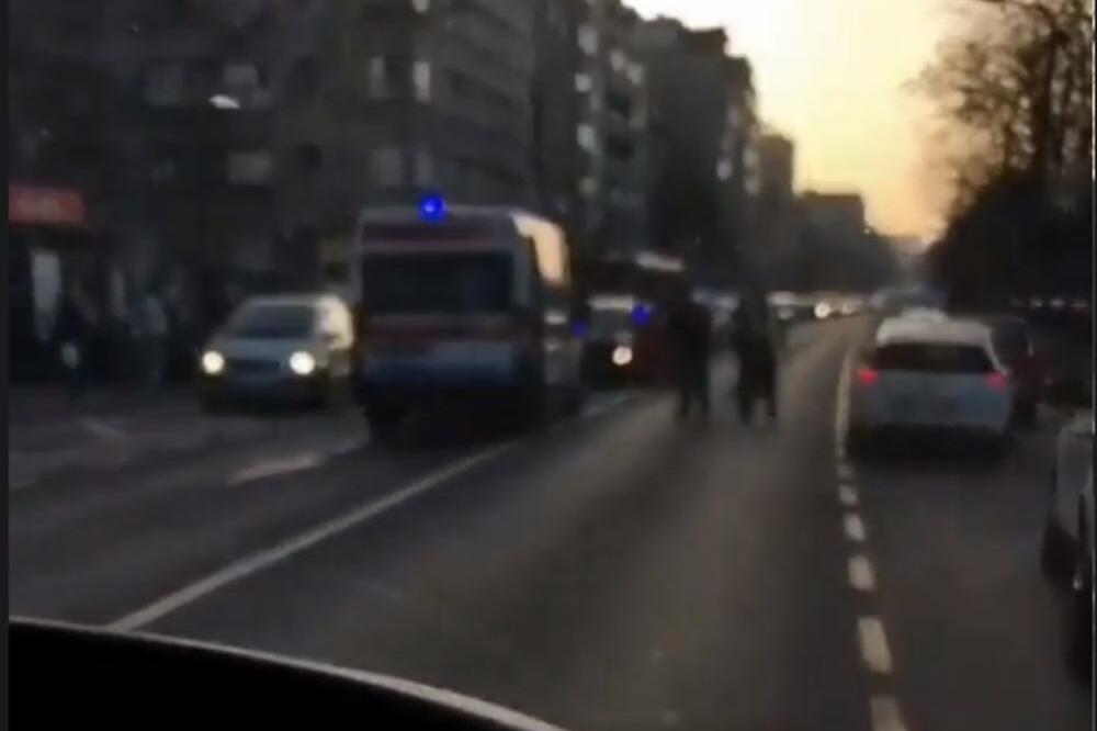 SAOBRAĆAJNA NESREĆA NA NOVOM BEOGRADU: Vozač automobila udario u policijsko vozilo, od jačine udarca se prevrnuo!