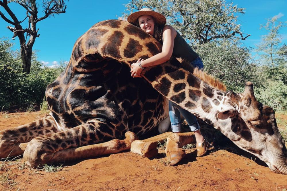 NAJOMRAŽENIJA ŽENA NA SVETU: Ubila jadnu životinju, izvadila joj srce, pohvalila se fotografijom, a tu nije KRAJ!