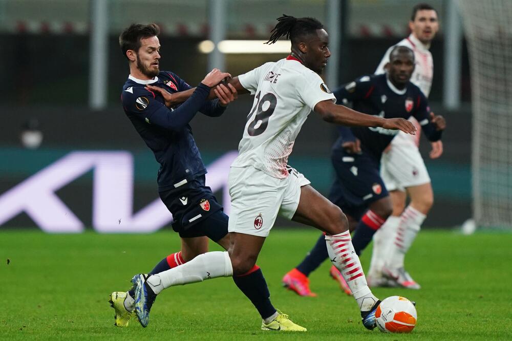 EMOTIVNA SCENA NA MEČU MILAN-ZVEZDA: Da čovek zaplače... (FOTO)