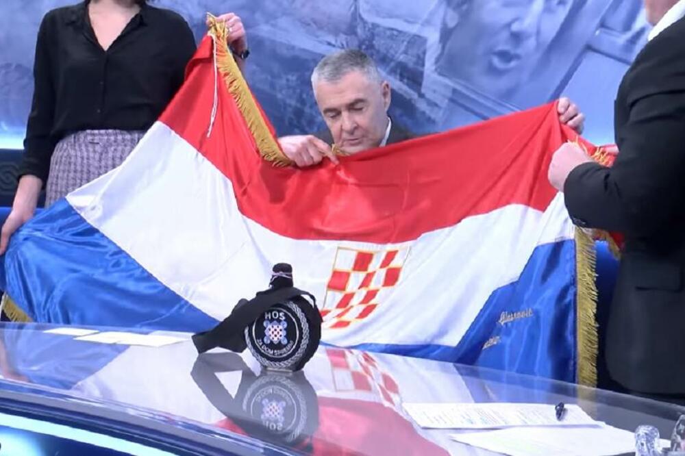 "ZA DOM SPREMNI" U HRVATSKOJ EMISIJI! Raširili u studiju ustašku zastavu, ponosno je držao general (VIDEO)
