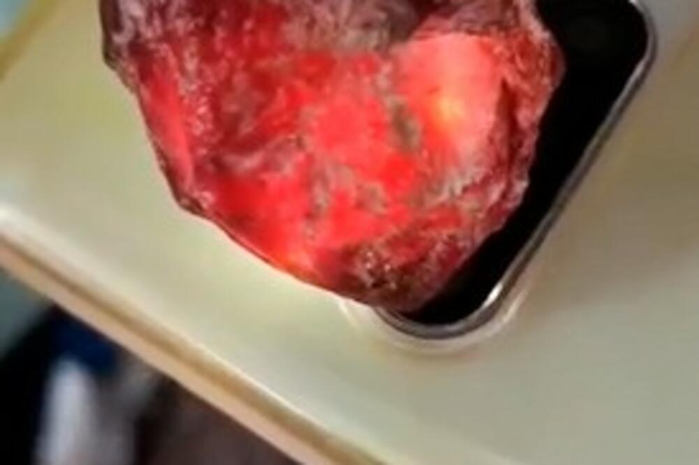 ŽENA JE PRONAŠLA NEOBIČAN CRVENI KAMEN: Kad ga je pogledala bolje, ostala je potpuno BEZ REČI (FOTO)