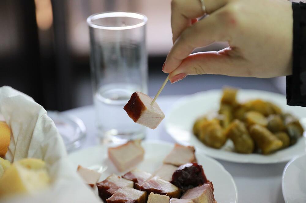 EVO DA LI JE SUVO MESO KOJE SAMI SUŠITE U PUŠNICI KANCEROGENO! Ovo je PRAVA istina (FOTO)