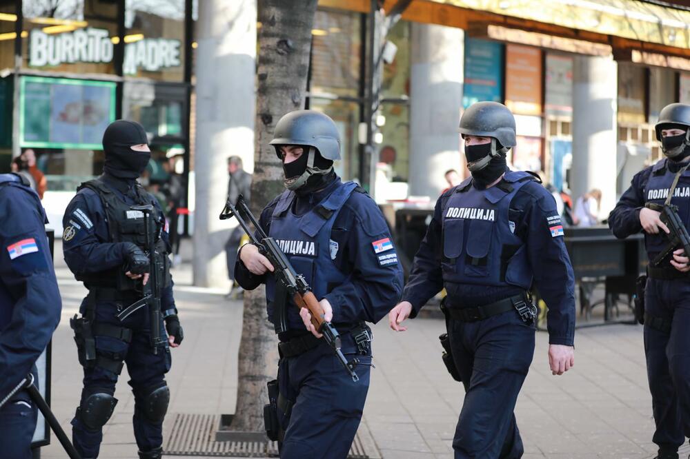 NASTAVLJA SE HAPŠENJE NARKO DILERA: Jedan uhapšen U TAKSIJU, a dvojica privedena u PARKU