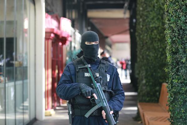 SNAJPERISTA ČEKAO DA ŠAKOVIĆ STANE PORED PROZORA: U kriptovanim telefonima pronađene fotografije vođe škaljaraca!