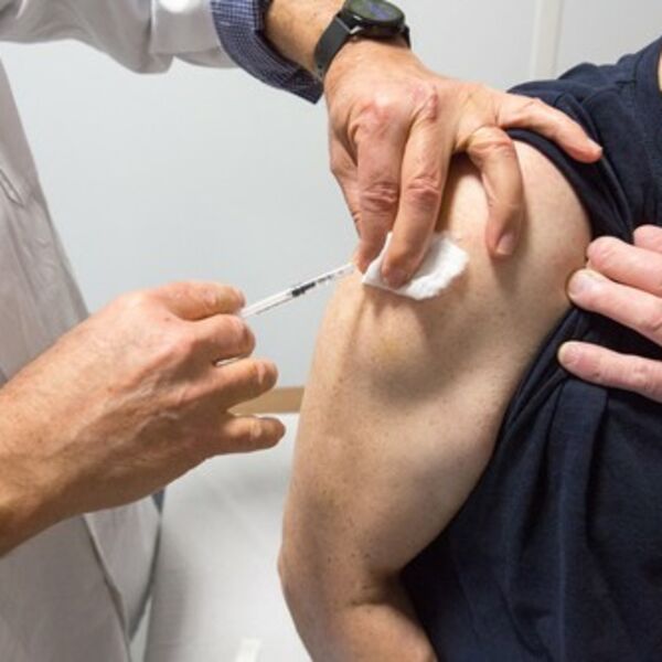 NAJMANJE 800 OSOBA VAKCINISANO LAŽNIM VAKCINAMA: Platili cepivo a dobili VODU, jeziva prevara kriminalaca!