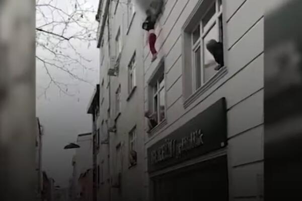 MAJKA BACILA ČETVORO DECE KROZ PROZOR DA IH SPASI OD POŽARA: Ljudi u panici vrištali, snimak UZNEMIRAVA (VIDEO)