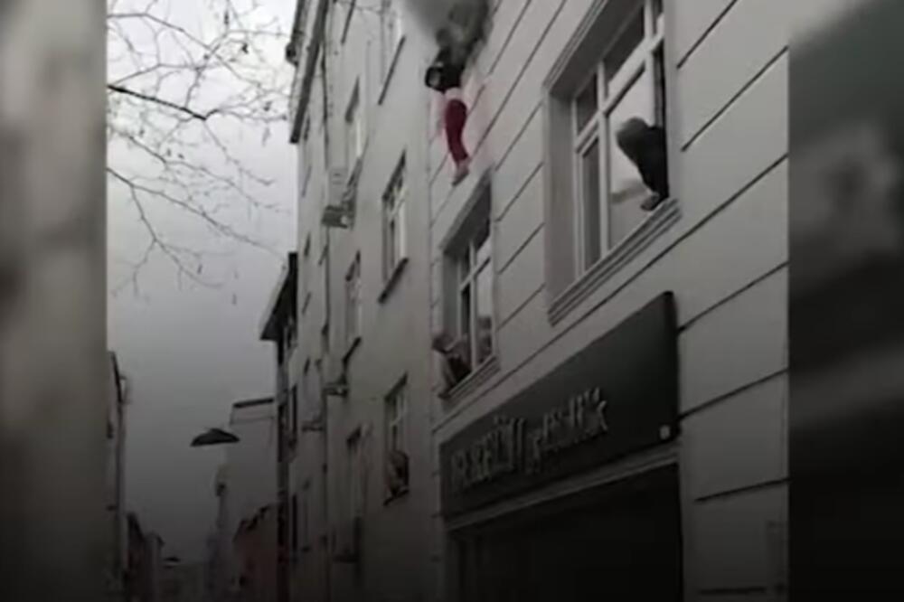 MAJKA BACILA ČETVORO DECE KROZ PROZOR DA IH SPASI OD POŽARA: Ljudi u panici vrištali, snimak UZNEMIRAVA (VIDEO)