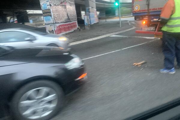 SUDAR KOD MOSTARA: Zatvorena cela traka, auto i kamion napravili haos (FOTO)