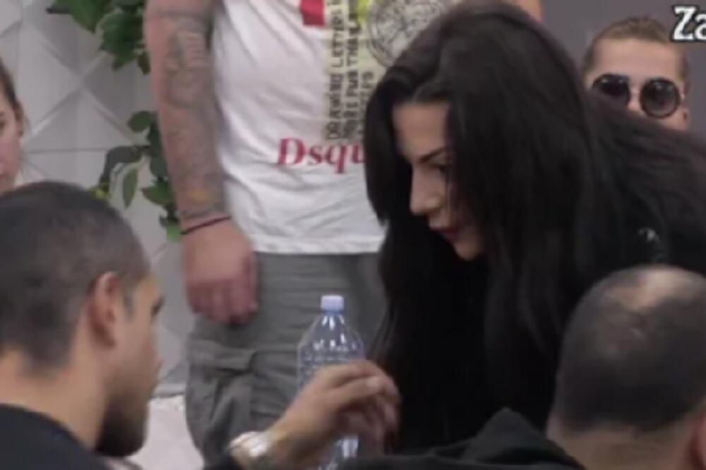 PALE PRETNJE! TARU MIŠEL IZVEO IZ TAKTA JEDNOM REČENICOM: Podigli OBEZBEĐENJE na noge, NEVIĐENI HAOS U ZADRUZI!