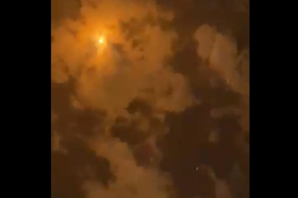 VERSKI RAT NA BLISKOM ISTOKU ESKALIRAO: Gori nebo, lansirani projektili, reakcija momentalna! (VIDEO)