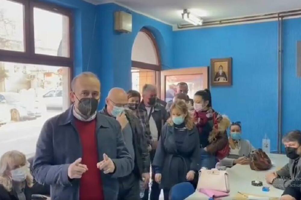 HAOS U TOPOLI: Prekinuta sednica zbog tuče između odbornika! (FOTO)