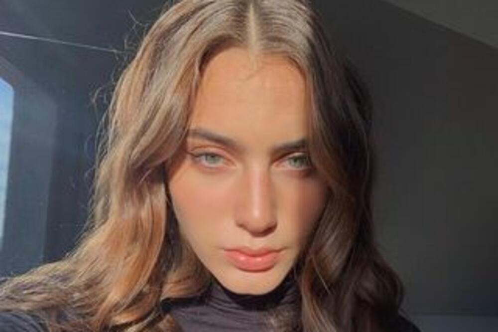 LEPOTICA! OD USPEŠNE MANEKENKE DO ZVEZDE DŽEZ MUZIKE! O srpskoj pevačici BRUJI REGION, njen glas DALEKO SE ČUJE!