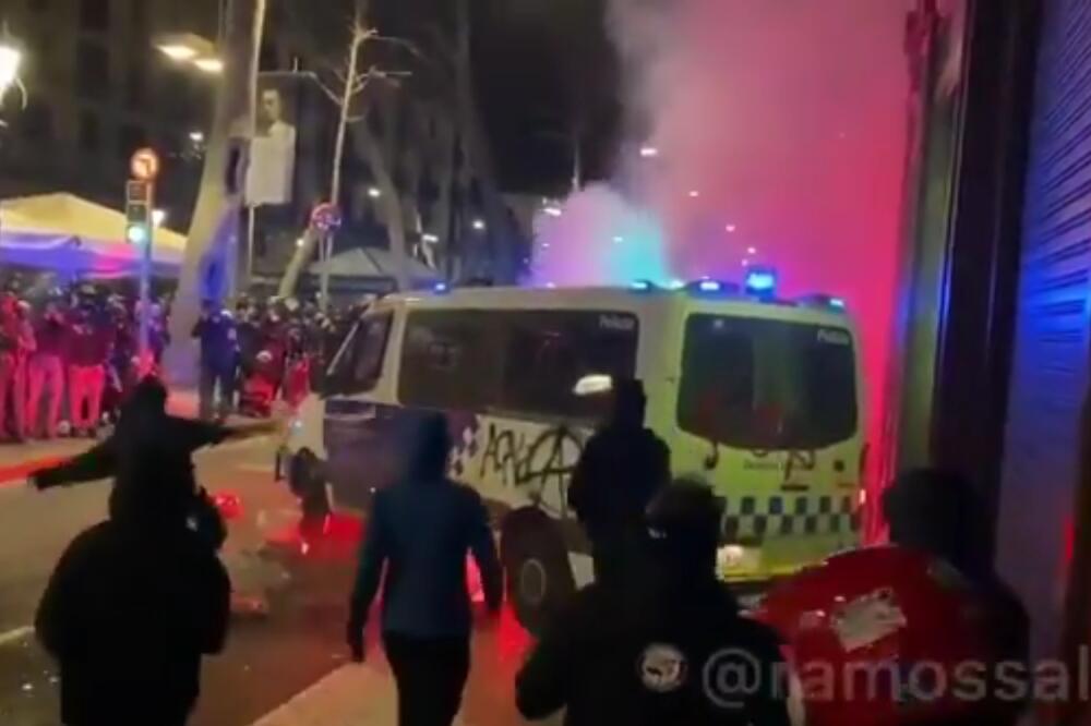 NAPADI NA POLICAJCE U BARSELONI, UHAPŠENO 10 LJUDI: Na ulicama opšti haos